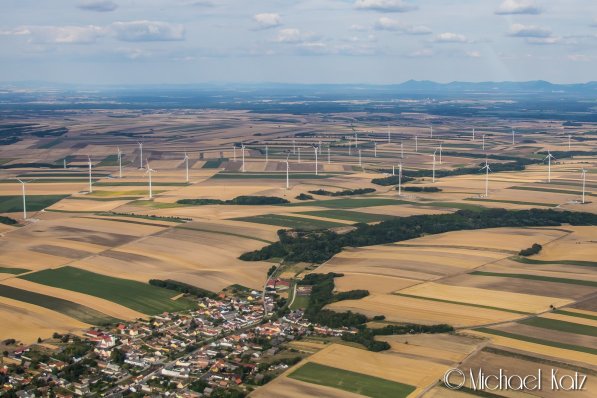 Vi har entret Østerrike, og velkomsten består av vindturbiner og atter vindturbiner. © 2017 Anders Skifte