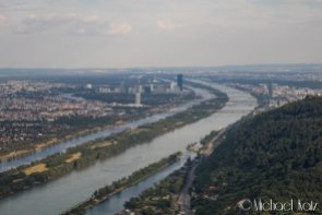 Donau og byen forlates bak oss, og vi svinger vestover mot Vöslau Airport. © 2017 Anders Skifte