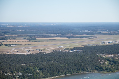 Klarert for landing på bane 21 på Visby Flygplats på Gotland.